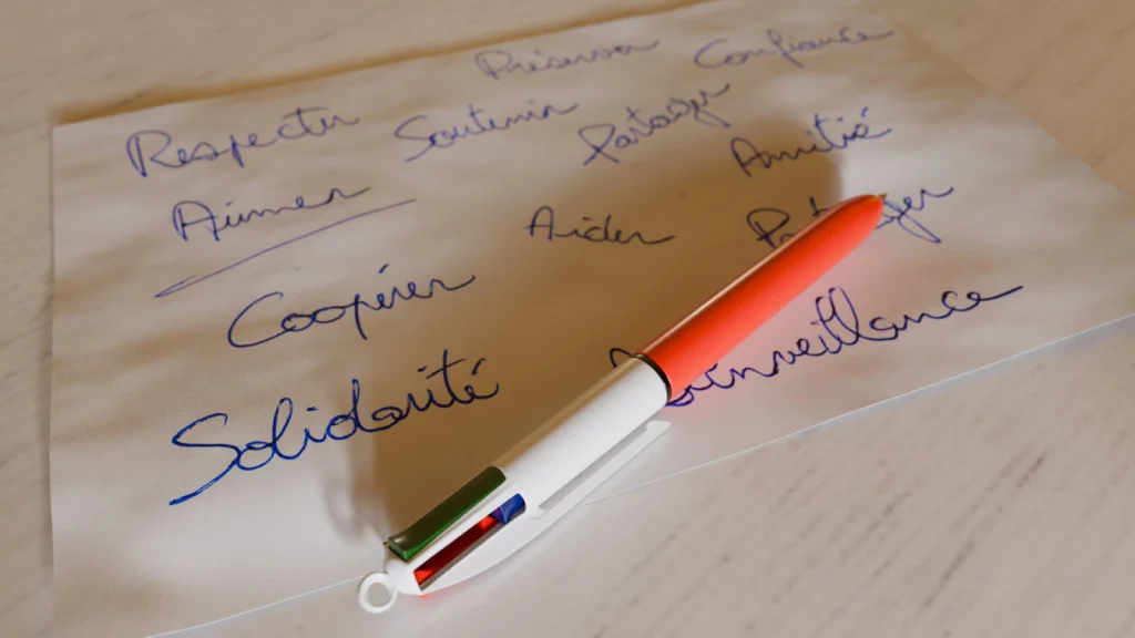 Rendu 3D publicitaire d’un stylo posé sur une feuille manuscrite de valeurs (respect, entraide, confiance…).